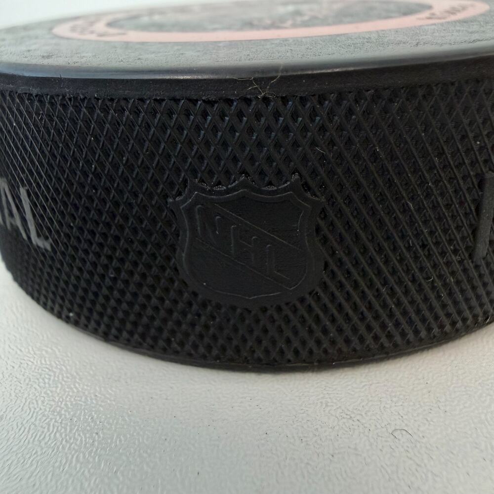 NHL Hockey Official Game Puck Autographed in Case- Unknown Signature - Picture 7 of 10
